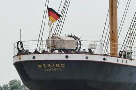 Flying P-Liner PEKING - Heck mit der deutschen Nationalflagge, Name und Heimathafen Hamburg