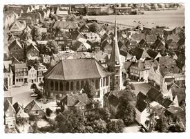 1961 Luftbild aus nördlicher Richtung auf den Marktplatz und die Kirche von Wilster