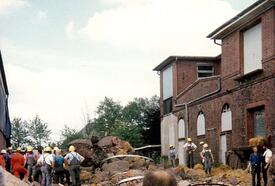 1989 Trümmer des gesprengten Schornsteins der vormaligen Genossenschafts Meierei Wilster