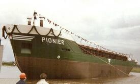 02.09.1989 Der Frachter PIONIER wird nach dem Stapellauf in Wewelsfleth an der Stör an den Ausrüstungsquai der Peters Werft verholt