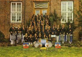 1973 Spielmannszug der Wolfgang-Ratke-Schule der Stadt Wilster vor dem Trichter