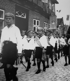 1932 Umzug der Kindergilde durch die Deichstraße in der Stadt Wilster