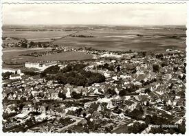 1966 Luftbild aus südlicher Richtung auf die Stadt Wilster