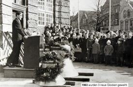 1963 Drei neue Glocken für die Kirche St. Bartholomäus zu Wilster - Pastor Schröder bei der Festrede
