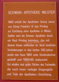 1990 Info Tafel an der Schwan Apotheke am Kohlmarkt 51 in der Stadt Wilster