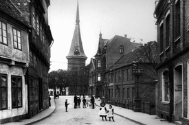 1908 Kirche St. Bartholomäus zu Wilster, Marktstraße - die spätere Op de Göten