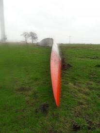 2019 - 13. März - Abgerissener Flügel einer Windkraftanlage in Poßfeld in der Gemeinde Nortorf in der Wilstermarsch