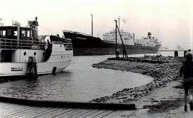 1963 Englischer Motortanker ATHELCHIEF passiert den Hafen Burg und die Burger Fähre am Nord- Ostsee Kanal