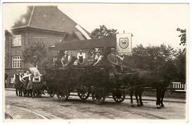 1932 Umzug zum 650ten Stadtjubiläum der Stadt Wilster - Festwagen der Tischler in der Johann-meyer-Straße