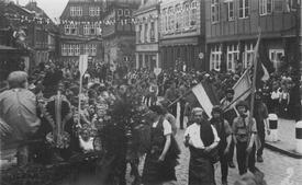 1932 Umzug zum 650ten Stadtjubiläum der Stadt Wilster - Historien Gruppen auf der Straße Op de Göten