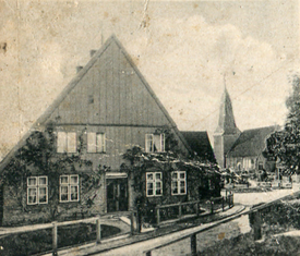 Beidenfleth - Straße Oberes Dorf mit der 1325 erstmals urkundlich bezeugten Kirche St. Nicolai