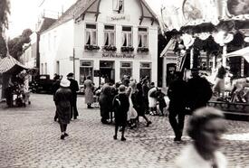 ca. 1931 Wilster Jahrmarkt, Vespermanns Pracht-Karussell auf dem Marktplatz vor Stückers Gasthof in Wilster