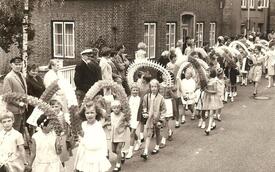 1968 Festumzug der Kinder-Gilde marschiert über den Markt in Wilster