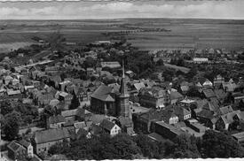 1961 Luftbild aus westlicher Richtung auf die Stadt Wilster