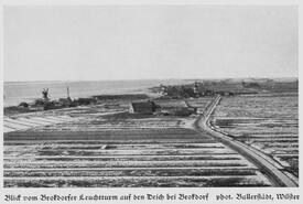 1925 Blick vom Brokdorfer Leuchturm auf das Dorf, den Deich und die Elbe