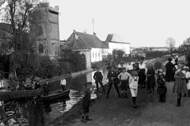 1920 Spaziergang auf dem Audeich an der Wilsterau in der Stadt Wilster