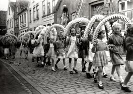 1959 Eine Jahrgangsgruppe der Mädchen marschiert bei der Kindergilde durch die Rathausstraße in Wilster