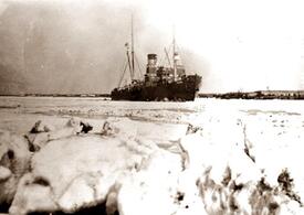 1929 Burger Fähre - der russische Eisbrecher TRUVOR bricht das Eis auf dem Kanal