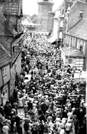1954 Wilster Jahrmarkt - Einläuten des Festes vor dem Alten Rathaus