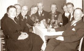 mittig Schiffer Otto Schlichting mit Ehefrau und weiteren Gästen auf dem Schifferball in Wilster in den 1950er Jahren