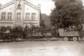 1927 Fahrzeuge der Gütertransportgesellschaft Wilster, Mühlenbetrieb Volkery beim Stadtfest in Kellinghusen