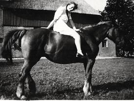 1938 Junge Frau zeigt posierend ihre Reitkünste