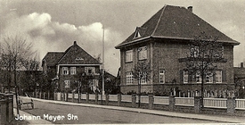 1930 Häuser an der Johann-Meyer Straße in der Stadt Wilster. Das hintere der beiden Gebäude stand mit der anderen Hausfront an der Straße Am Steindamm; es wurde beim Bombenangriff auf Wilster am 15. Juni 1944 völlig zerstört .