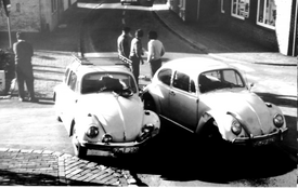 1969 Zwei VW Käfer nach Verkehrsunfall in der Rathausstraße der Stadt Wilster