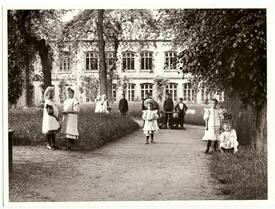 1909 Partie im Stadtpark in Wilster mit spielenden Kindern