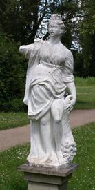 2009 Foto --- im Jahr 1787 aufgestellte Marmorfigur im Bürgermeister Garten am Palais Doos in Wilster