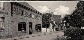 1931 Dorfstraße in Wewelsfleth mit dem Kolonialwaren Geschäft H. Kröger Söhne