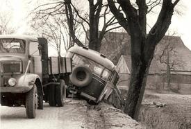 1957 Bergung verunfallter Magirus Bus der Firma Pott, Wilster