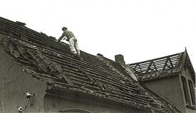  Am 15. Juni 1944 wurde die Stadt Wilster bombardiert - Reparatur beschädigter Dächer am Klosterhof