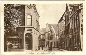 1907 südöstliche Ecke des Marktplatzes und Blick in den Kohlmarkt in Wilster