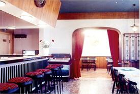 1975 Bar und Gastraum im Hotel Hillmann an der Burger Straße in Wilster