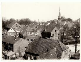 1932 Blick über den Rosengarten auf die Stadt Wilster