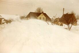 06. Februar 1979 Brokdorf Dorfstraße (B 431) Schneesturm türmt mächtige Schneewehen auf