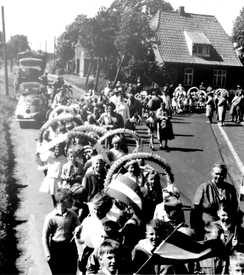1960  Fest der Kinder-Gilde in Wilster - Umzug durch Rumflether Deich und Rumflether Straße