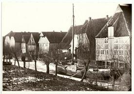 1872 Wilsterau am Helgenland, Frachtewer, Häuser an der Deichstraße in der Stadt Wilster