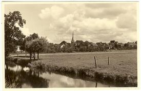 1955 Wilsterau am Audeich, Blick auf die Stadt Wilster