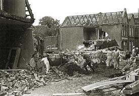  Am 15. Juni 1944 wurde die Stadt Wilster bombardiert - zerstörte Wohnhäuser am Klosterhof