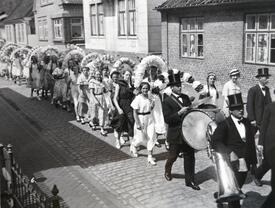 1959 Festumzug der Kinder-Gilde marschiert durch die Rathausstraße in Wilster