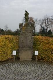 Grabstein Boje aus dem Jahr 1665 auf dem Friedhof in Wilster