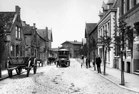 1920 Kraft-Droschke in der seinerzeitigen Bahnhofstraße, heutigen Tagg Straße, in der Stadt Wilster