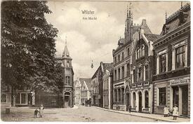 1908 Südliche Häuserzeile am Markt und oberen Kohlmarkt in der Stadt Wilster