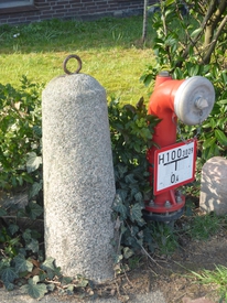 Wilster - Mühlenstraße - Granitpoller und Hydrant