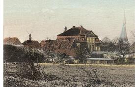 1870 Blick von den Ländereien am Bischofer Deich über den den Stadtarm der Wilsterau und das von links einmündende Bäckerstraßenfleth hinweg auf die Stadt Wilster
