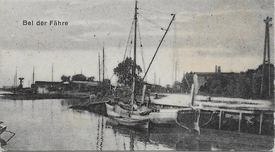 1935 Fracht-Ewer AMANDA am Quai nahe der Grundseilfähre über die Stör