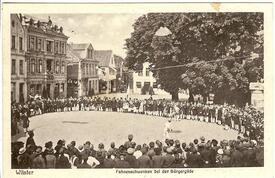 1926 Fahnenschwenken der Bürger-Schützen-Gilde auf dem Marktplatz der Stadt Wilster