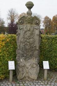 Grabmal von 1701 für den Wilsteraner Pastoren  Friedrich Philip Pipern und dessen Ehefrau Margret Sophie Piperin